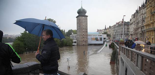 Vltava v Praze stále stoupá, lidé jsou zvědaví, fotí a natáčejí 
