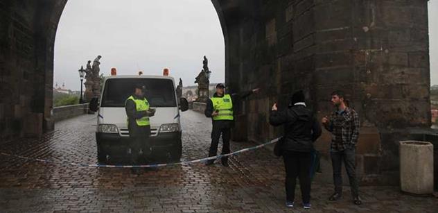 Praze při povodních pomáhají také dobrovolníci 