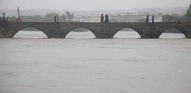 Cizinci poničili sprejem Karlův most. Policie je zadržela, hrozí jim až tři roky