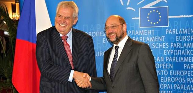 Podívejte se, jak prezident Miloš Zeman perlil v Bruselu. A jak natřel Bakalu