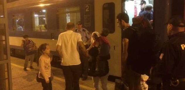 Reportáž z mnichovského nádraží: Uprchlíkům pomáhám, protože Německo je bohaté. Běženec ze Sýrie slibuje, že bude pracovat na stavbě