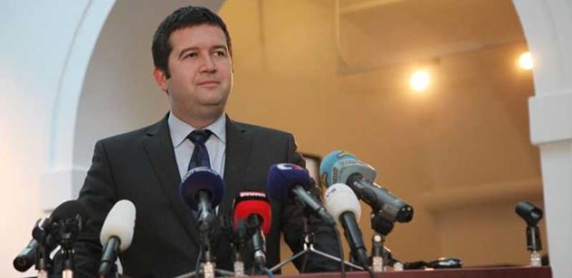 Poslanec STAN Farský urgoval přijetí sirotků z Řecka. Takto u Hamáčka pochodil