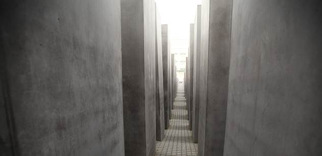 Jan Urbach: Němci v Buchenwaldu lyžují a sáňkují i na hrobech obětí