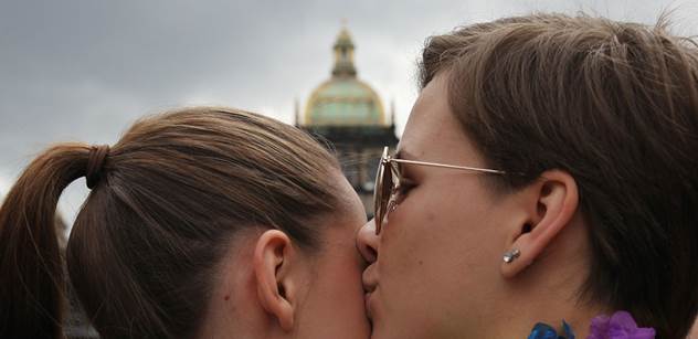 Tři pětiny Čechů jsou pro, aby manželství bylo i pro homosexuály