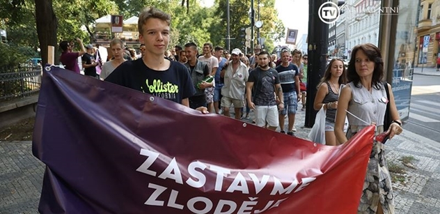 VIDEO a FOTO „To basy, to basy. Sloději, sloději!“ Protest v Praze proti Bakalovi pořádal Slovák. A takto to dopadlo