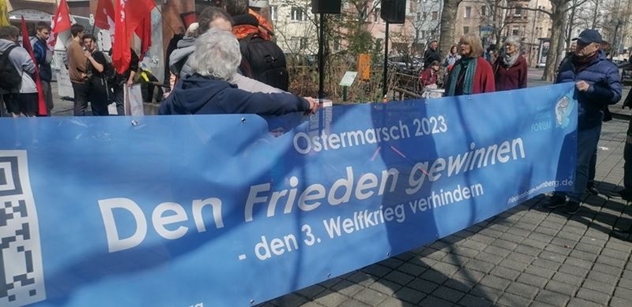 „Vlajky dejte pryč.“ Pochod za mír v Německu: KSČM i migranti