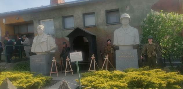 „Toto není pokus o přepisování dějin...“ Oslavy osvobození. Bez ruské vlajky i hymny