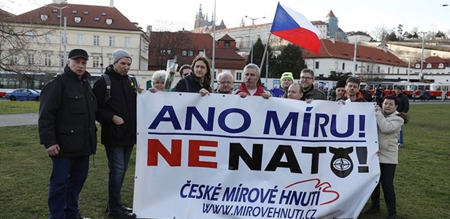 „Ano míru, ne NATO!“ V Praze se demonstrovalo. Došlo i na Ukrajinu