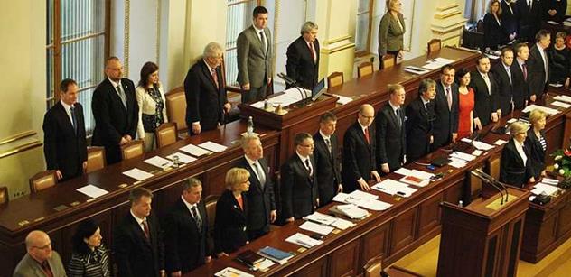 Projednávání klíčového zákona ve sněmovně, padesátka poslanců omluvena