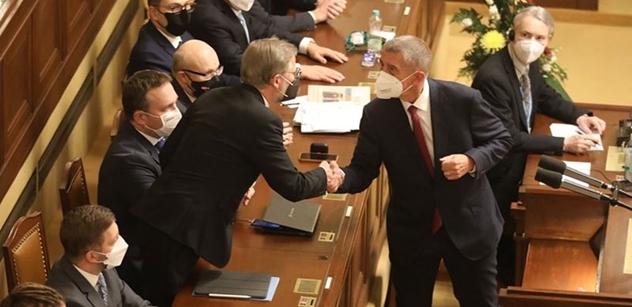 Vláda Petra Fialy získala po 23 hodinách jednání Sněmovny důvěru