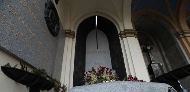 Reportáž od hrobky Václava Havla. Nebyli jsme tam sami