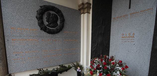 Urna s popelem Václava Havla byla uložena do rodinné hrobky
