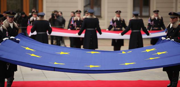 Před rokem zavlála na Pražském hradě unijní vlajka 