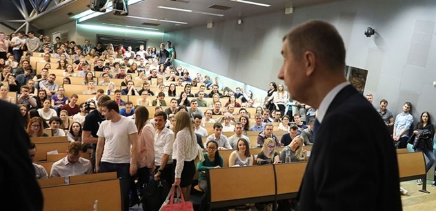 Studenti pomáhají seniorům. Fakulta z VŠE v Praze se zapojila do boje s koronavirem