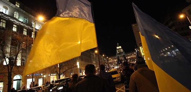 Demonstrace na podporu Ukrajiny v Praze: Putin vyobrazený jako Hitler