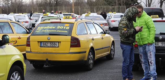 Taxikáři žádají zastavit Uber a Taxify, než budou mít licence