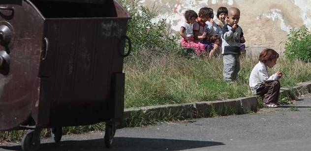 Romové v ghettu bez kanalizace. Může prý za to stát