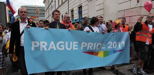 Několik stovek lidí dnes v Praze demonstrovalo za uzákonění manželství pro všechny