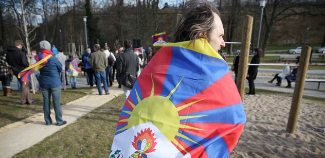 Prezident Tuhý k tibetským vlajkám:  Policisté měli jasné instrukce