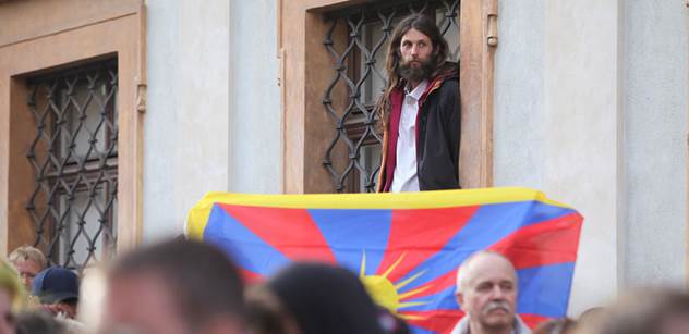 Podle Sobotky bylo zabavování tibetských vlajek excesem