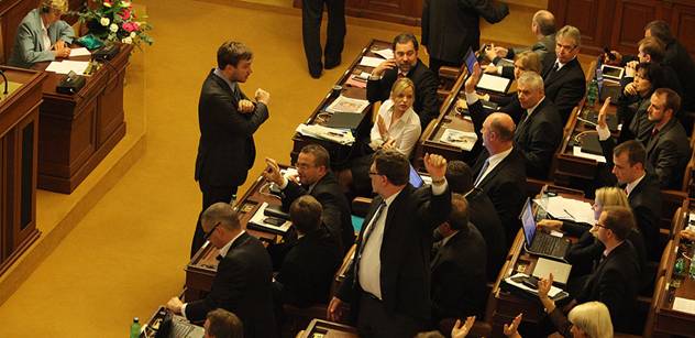 Sněmovna přehlasovala veto Klause. Norma upřednostňuje pěstounskou péči