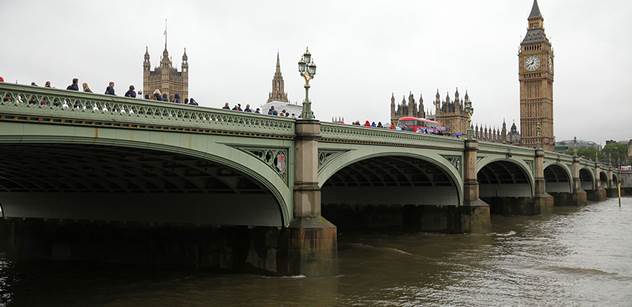 Velká evakuace v Londýně. Odliv Temže odhalil nebezpečný pozůstatek z války