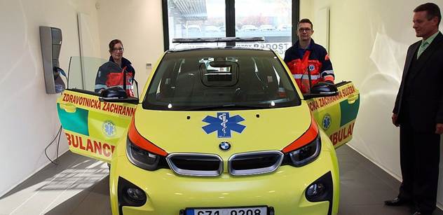 Zlínští záchranáři převzali na vyzkoušení nový elektromobil BMW