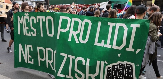 Vandalové vyjádřili solidaritu squatterům z pražské Kliniky tím, že poničili budovu českého konzulátu v Drážďanech