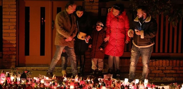 Smutek za Karla Gotta: Sousedé vedle Bertramky trpí. Svíčky jsou úplně všude