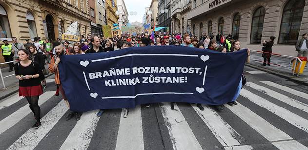 „Klinika žije!“ Aktivisté vyrazili do ulic Prahy