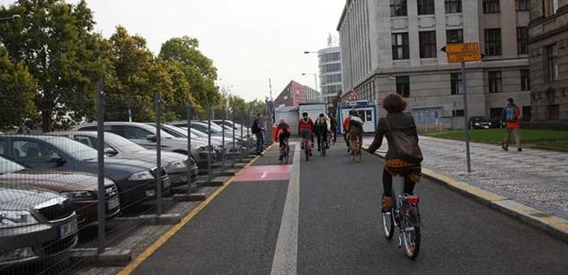 Pro cyklisty nebezpečné město. Ale EU Prahu donutí... Cykloaktivista pohrozil před kamerou