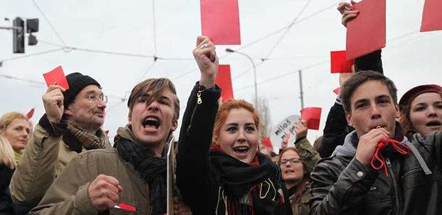 V Ústí se sešlo sto lidí na protest proti Zemanovi. Červené karty měli s sebou