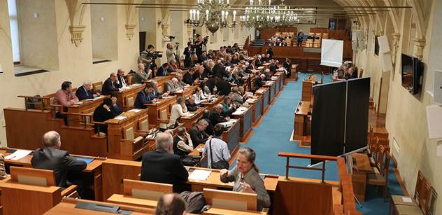 Senát: Zeman výroky k ruské anexi Krymu legitimizoval agresi