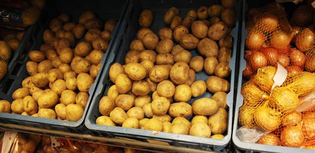 Pěstitelé brambor na veřejnosti: My dodáme kilo brambor za čtyři koruny, markety prodávají za patnáct. A sankce proti Rusku? Pro nás je to zablokované, Nizozemci a Němci to mají jednodušší. To je ta jednotnost EU