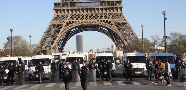 Francie: Chceme zbraně! Slzy je nezastaví. Islámská vražda učitele? Nahý Mohamed a spiknutí