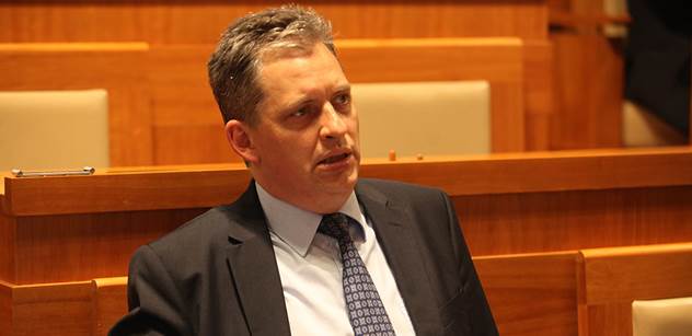 Ministr Dienstbier: Politik bude muset oznámit nejen, jaké nemovitosti vlastní, ale také třeba cenné papíry
