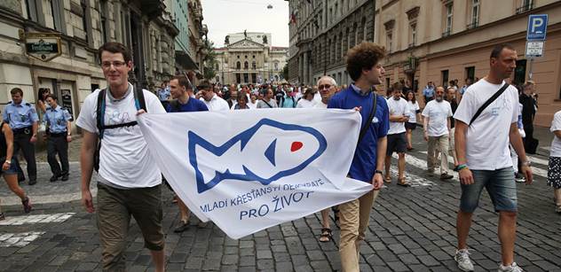 Nepovedená oslava: Umělci přišli na Pochod pro rodinu a zírali, kde se to ocitli. A pak jedna z nich vytáhla duhovou vlajku z Prague Pride...