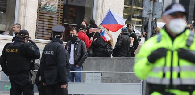 „Mlátili lidi. Demonstrant vytáhl na policistu papír. Nic.“ Svědectví z Prahy