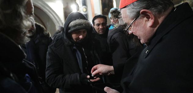 Kardinál Duka pohostil bezdomovce a sloužil mši za jejich zemřelé přátele. Byli jsme u toho a tohle se tam dělo…
