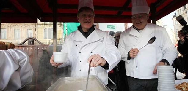 Praha: Rybí polévka byla letos ochucena koňakem a karamelem