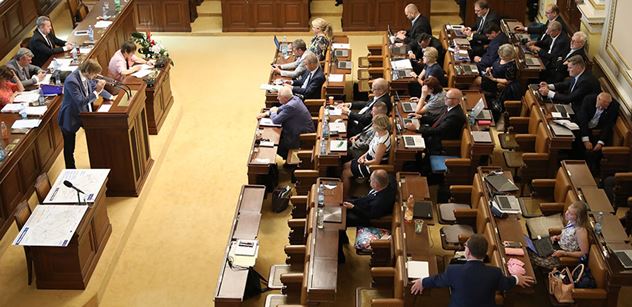 Poslanci posoudí zvýšení rodičovské a daňový balíček V ČSSD proberou Staňka