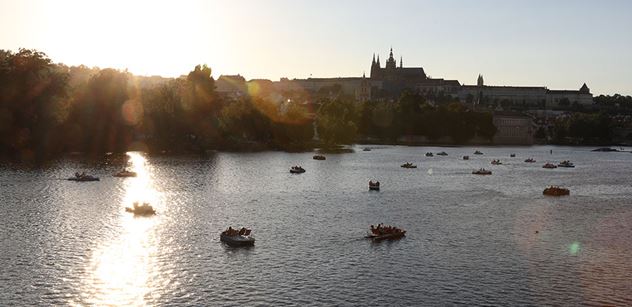 Pražský magistrát si posvítí na lodě na Vltavě. Ty s velkou ekologickou stopou mají mít utrum