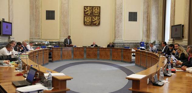 Vláda dokončuje návrh rozpočtu, na schůzi přijde Zeman