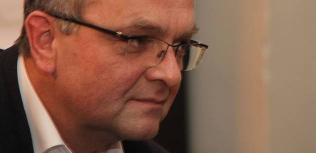 Čeští politici vedou řeči o definitivním Kalouskově pádu. Ministr odolává