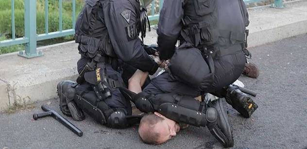 Policisté z ÚOOZ zasáhli u vymahače výpalného v Litvínově