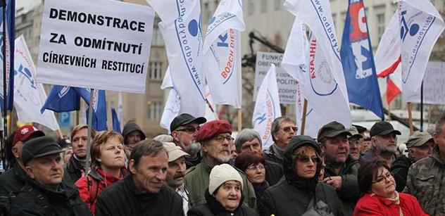Aktivisté a odbory budou v sobotu protestovat v Praze proti vládě