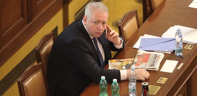 Ministr Chovanec se zbavil tří poradců. Možná se bojí, naznačuje deník 