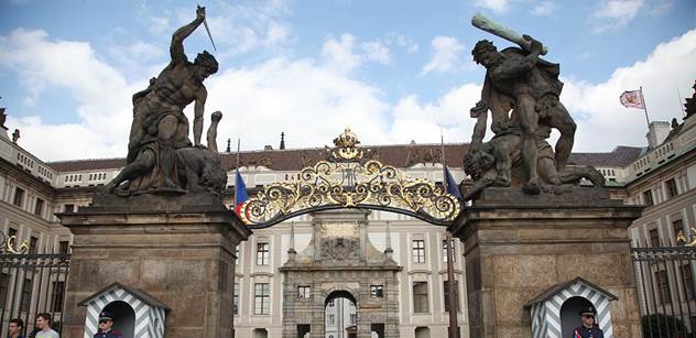 František Dostál: Návštěva Pražského hradu už jen skrz rámy?