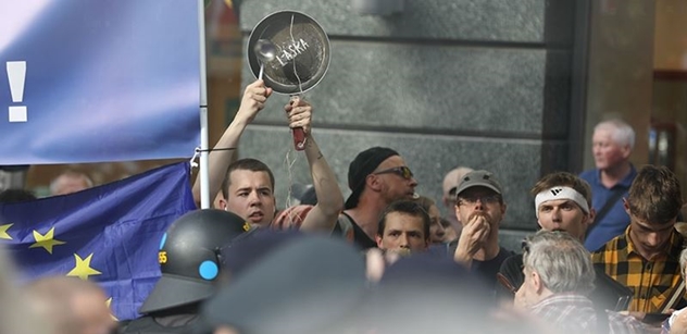 VIDEO „Zrůdy! Hymna je svatá.“ Aktivisté v Praze pískali během české hymny, lid reaguje