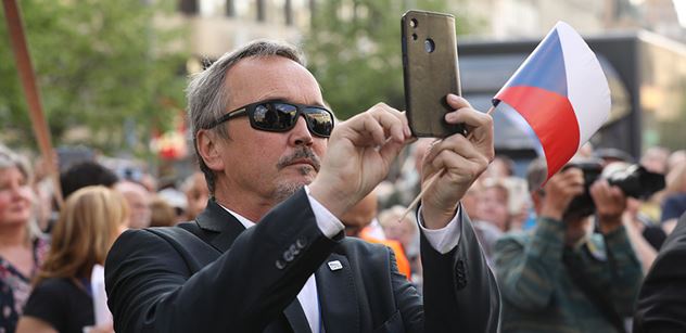 Jiří Kobza: Plivnout si na SPD? Snadné a moderní. Především ale beztrestné!